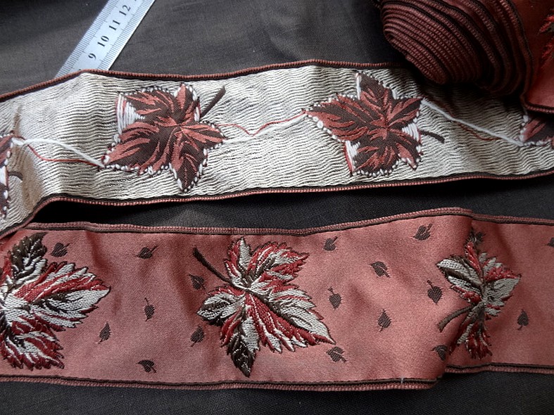 Passementerie vieux rose motif feuille brodee 1