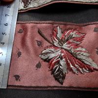 Passementerie vieux rose motif feuille brodee 2