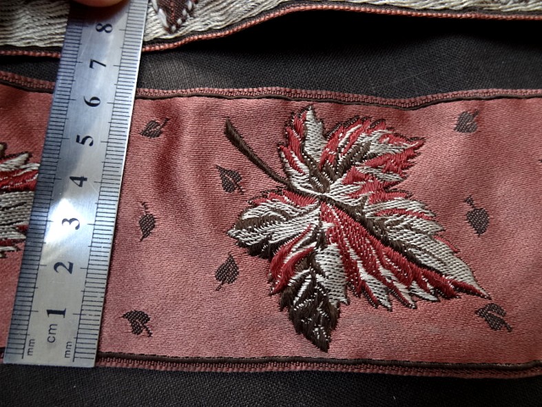 Passementerie vieux rose motif feuille brodee 2