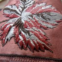 Passementerie vieux rose motif feuille brodee 3