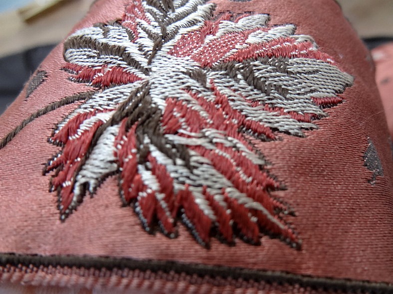 Passementerie vieux rose motif feuille brodee 3