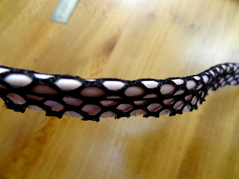 Passepoil alveole rose et noir 1