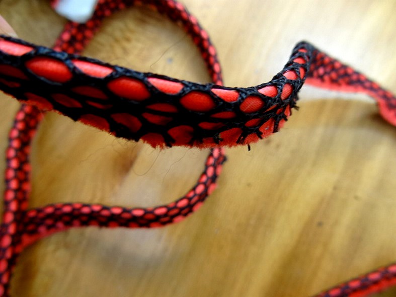 Passepoil alveole rouge et noir