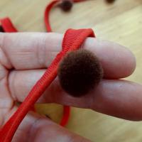 Passepoil elastique rouge a pompons 3 