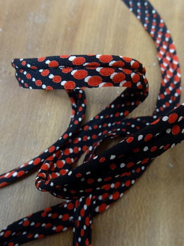 Passepoil en coton noir a pois rouge 1 