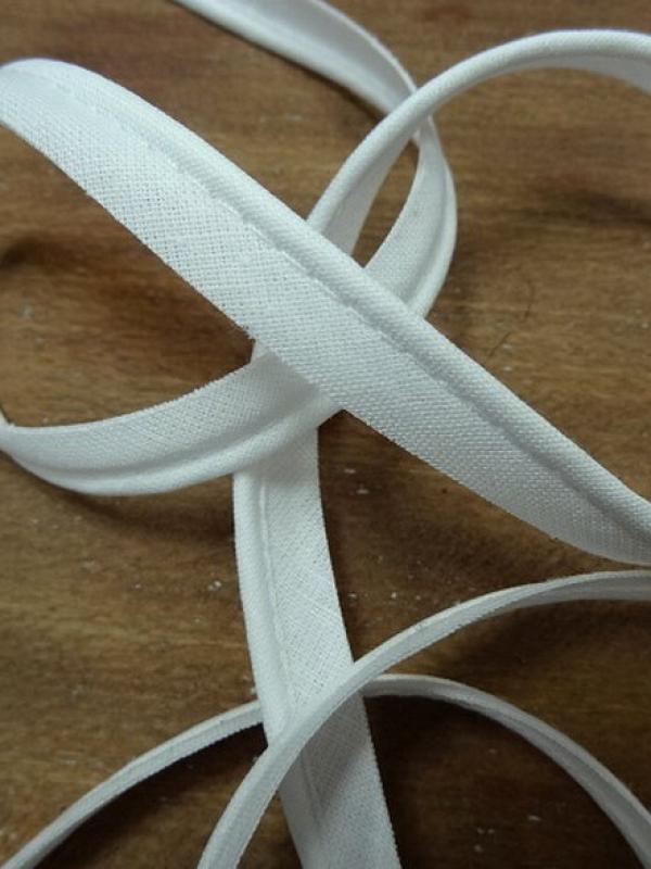 Passepoil fin coton blanc casse 1 