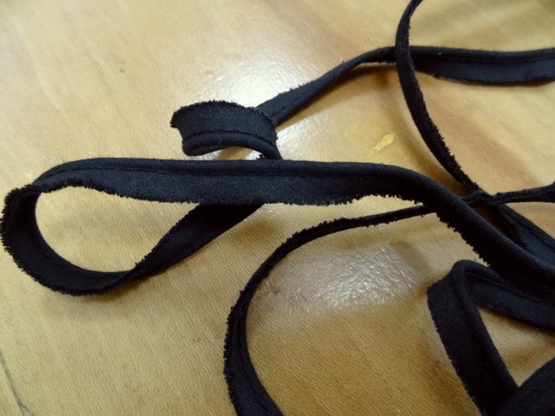 Passepoil tout textiles noir fin 1