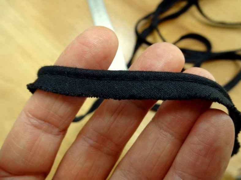 Passepoil tout textiles noir fin 3