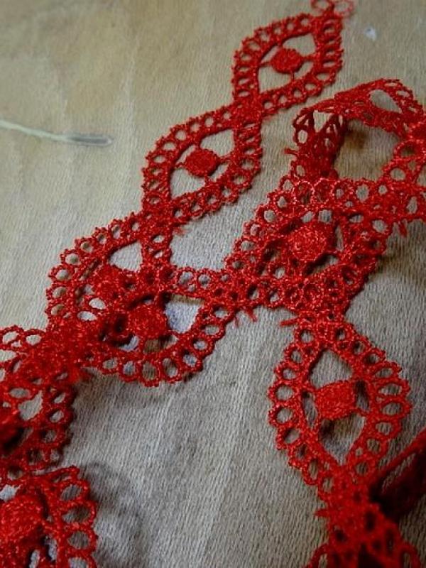 Petite guipure medaillons croises rouge cardinal 2 