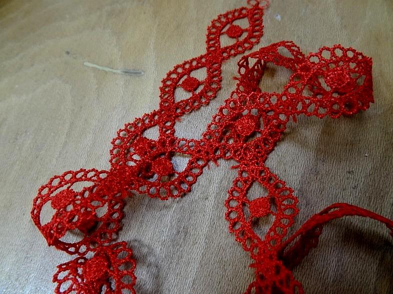 Petite guipure medaillons croises rouge cardinal 2