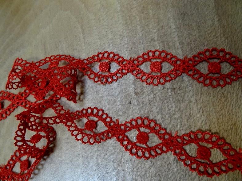 Petite guipure medaillons croises rouge cardinal 4