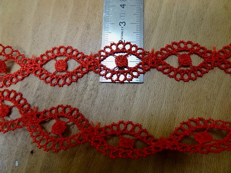 Petite guipure medaillons croises rouge cardinal 5