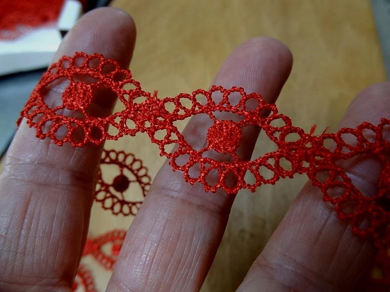 Petite guipure medaillons croises rouge cardinal 6