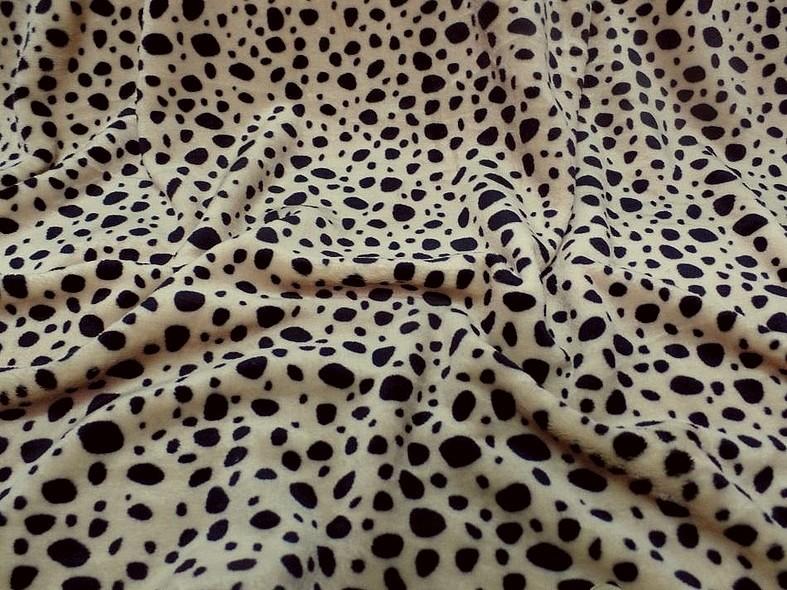 Polaire doudou beige ocre clair tachete noir 3