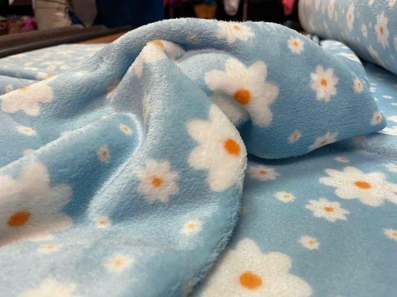 Polaire doudou bleu ciel motif marguerites 1