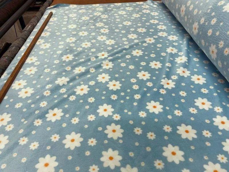 Polaire doudou bleu ciel motif marguerites 3