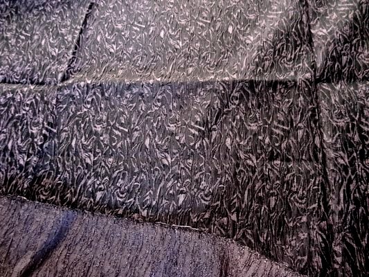 Polyester 2 fils noir mauve plissé reliefs 01