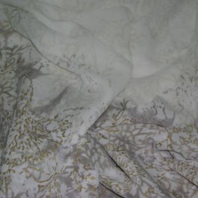 Polyester crepon blanc avec embase fleurs or et gris 1 