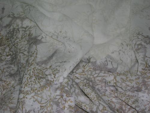 Polyester crepon blanc avec embase fleurs or et gris 1 