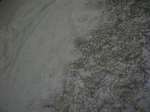 Polyester crepon blanc avec embase fleurs or et gris 2 