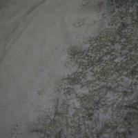 Polyester crepon blanc avec embase fleurs or et gris 2 