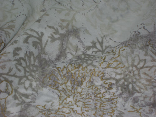 Polyester crepon blanc avec embase fleurs or et gris 3 