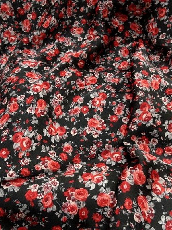 Polyester fin satin fond noir roses rouges 1 
