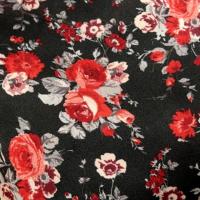 Polyester fin satin fond noir roses rouges 4 