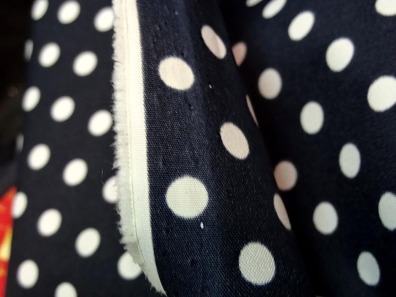 Polyester fin satine bleu encre de chine pois blancs 2
