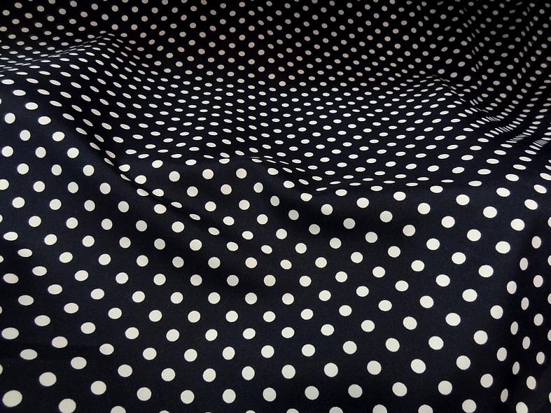 Polyester fin satine bleu encre de chine pois blancs 3