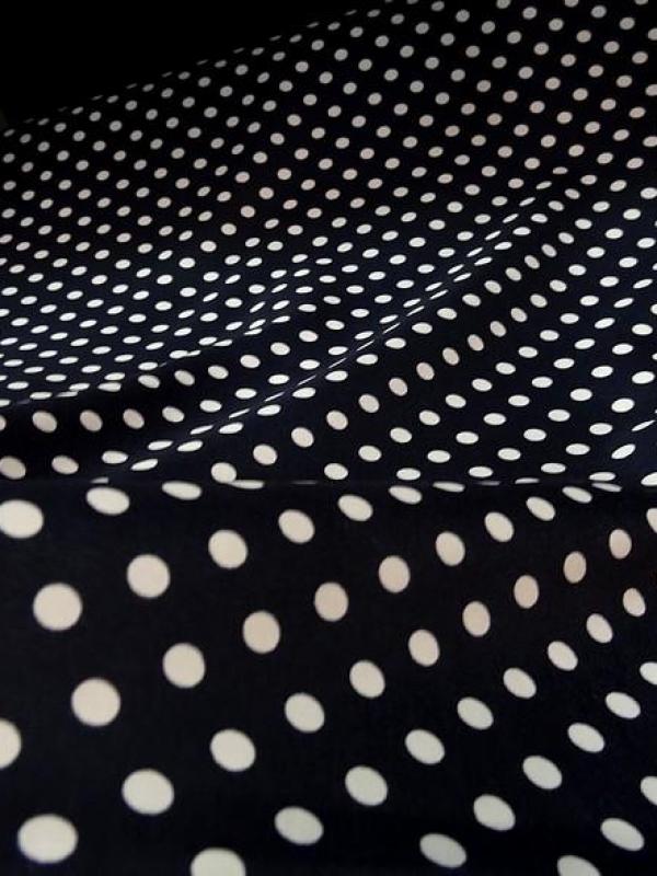 Polyester fin satine bleu encre de chine pois blancs 4 