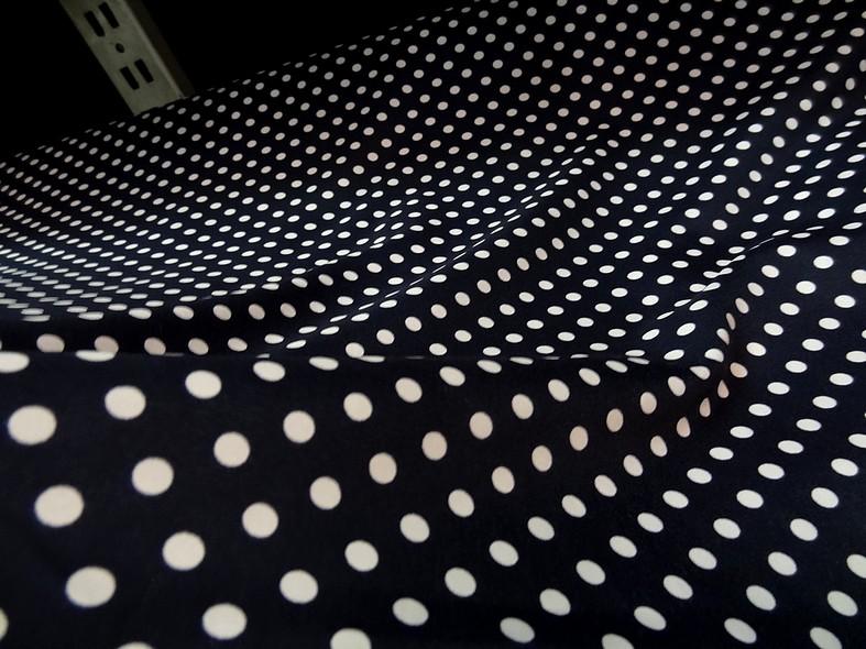Polyester fin satine bleu encre de chine pois blancs 4