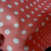 Polyester fin satine rose capucine pois blancs 1 