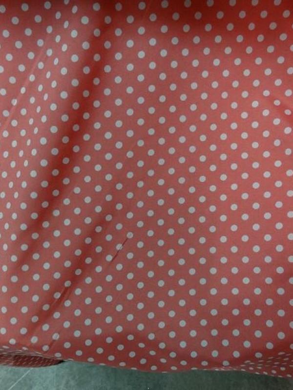 Polyester fin satine rose capucine pois blancs 2 