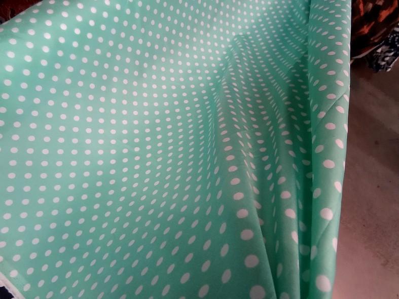 Polyester fin satine vert jade pois blancs 1