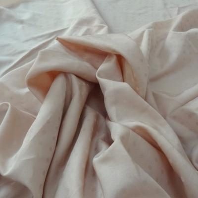 Polyester satine peche a plumetis 1 