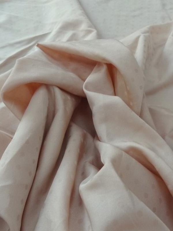 Polyester satine peche a plumetis 1 