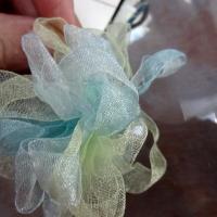 Pompon gland en organza vert d eau et bleu 1 