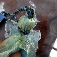 Pompon gland en organza vert d eau et bleu 3