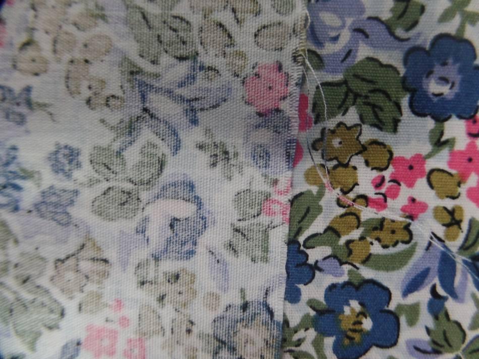 popeline coton blanche imprimé liberty fleurs bleu ,kaki,rose