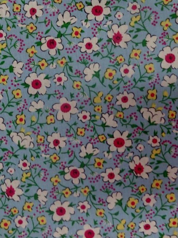 Popeline coton bleu imprime liberty fleurs blanche jaune et rouge