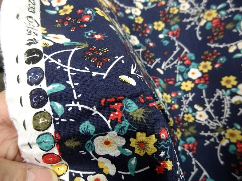 Popeline coton bleu marine fleurs et tiges rouge et jaune 3