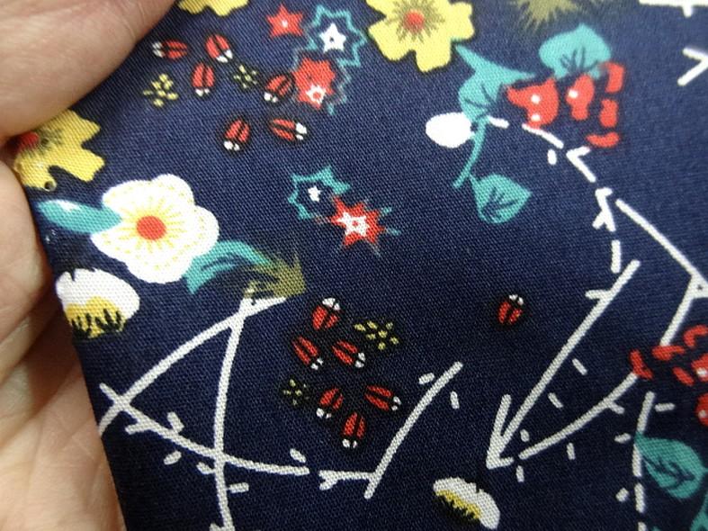 Popeline coton bleu marine fleurs et tiges rouge et jaune 5