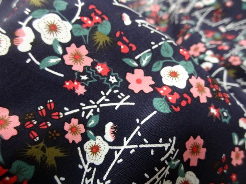Popeline coton bleu nuit fleurs et tiges rose