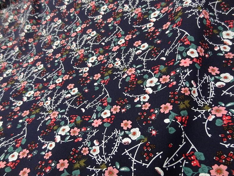 Popeline coton bleu nuit fleurs et tiges rose 2
