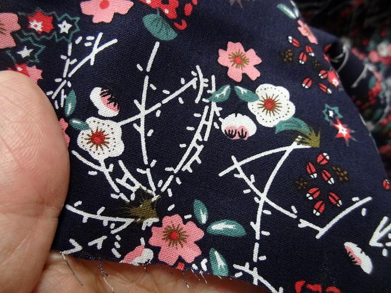 Popeline coton bleu nuit fleurs et tiges rose 3