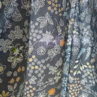Popeline coton fond gris fleurs squelettes 