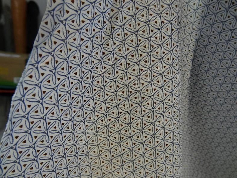 Popeline coton petits motifs fond blanc casse 1