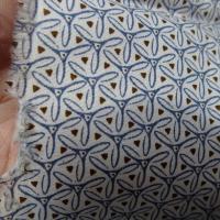Popeline coton petits motifs fond blanc casse 2