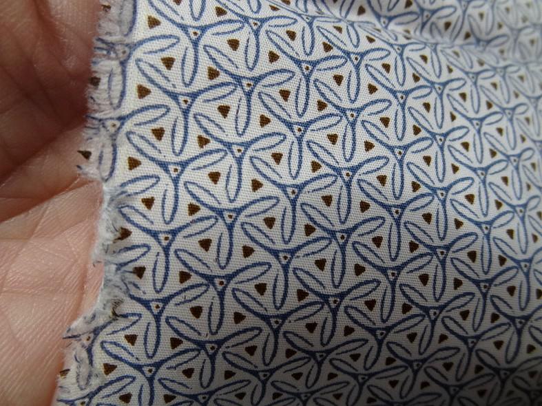 Popeline coton petits motifs fond blanc casse 2